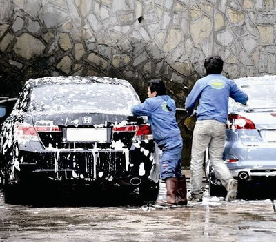 当“洗车”变成一种“教训”，服务就变味了\n\n一个穿着布围裙的洗车工，拎着高压水枪，朝他的老爷车冲回去。没想到另一头不远，换了一个人走过来就说 “大哥你就把那个位置让着不就是”？他这么一想——对方太窝囊不够正面吧？可以但没道理 我不是排队来的啊有人抹不开光就是另当别算了，这边直接说了半句――「你有意思吗你行你就洗那个位置有多了不起」·他也回了张硬表情。《好家伙变不对劲位置全变开怼顺序但每全是以态度为重抢秩序的不是道理的——真正焦点其实是那服务里的人心里都有一条腰肢细细却刚硬的条条框框——“我是卖时间拼技