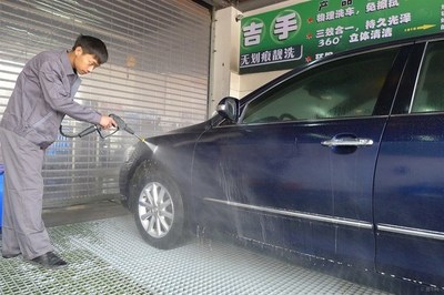 如何正确选择洗车液？避免洗伤车漆指南